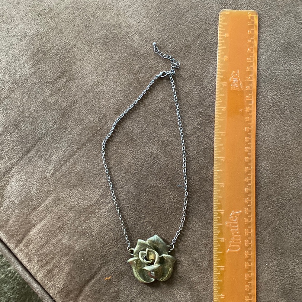 Gold tone flower necklace